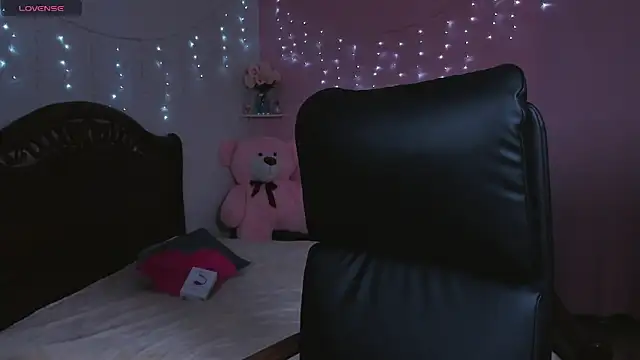 Snapshot of Monica_Smash chatting on December 6, 2024, 12:22 pm Monica Smash online show from December 6, 2024, 12:22 pm