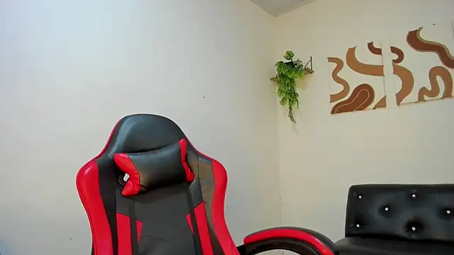 Snapshot of Caro_kitty- chatting on December 1, 2025, 1:01 pm Caro kitty- online show from December 1, 2025, 1:01 pm