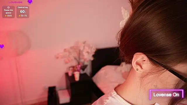 Lilly Colins online show from September 26, 2025, 5:42 pm