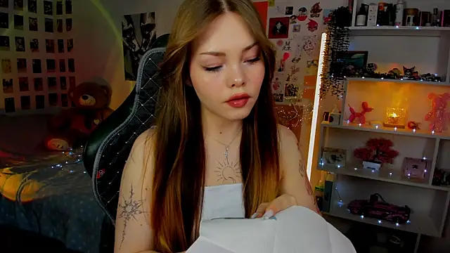 AkiraKatsu online show from December 21, 2025, 11:12 am