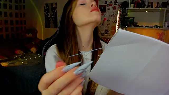 AkiraKatsu online show from November 29, 2025, 10:37 am