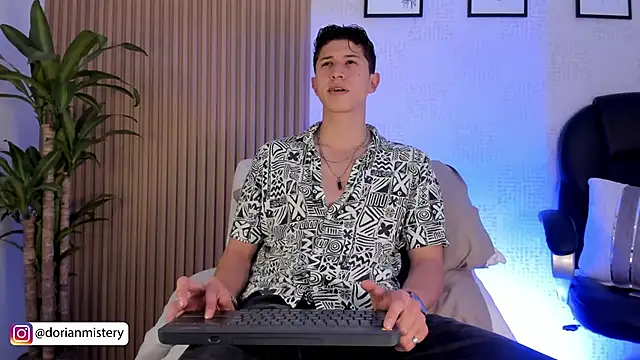 Snapshot of Dorianmistery2322_ chatting on September 15, 2025, 12:44 am Dorianmistery2322 online show from September 15, 2025, 12:44 am