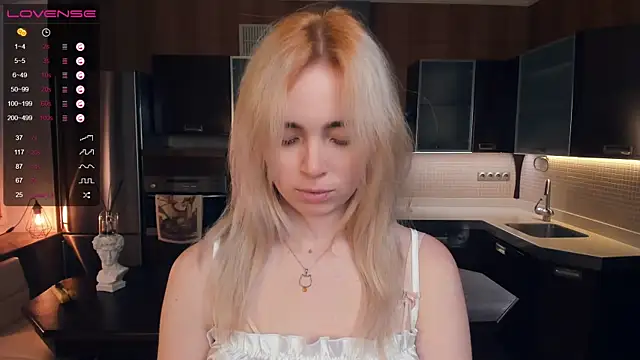 Snapshot of LinnBottrell chatting on February 24, 2025, 4:05 am LinnBottrell online show from February 24, 2025, 4:05 am