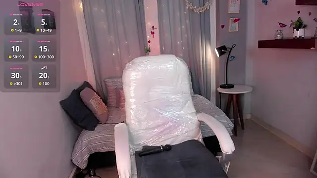 MiaDlucca online show from November 19, 2025, 8:09 pm