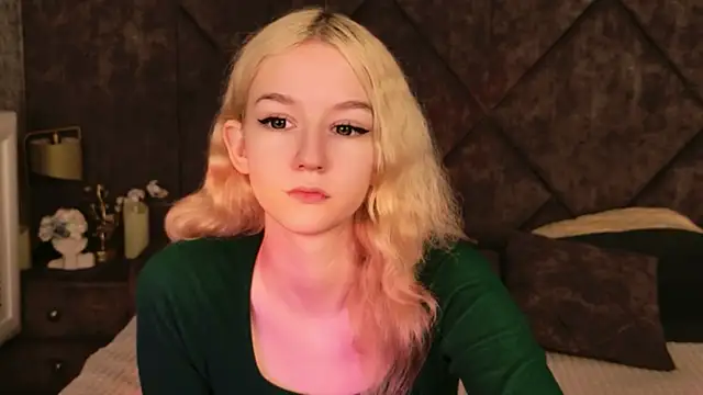 NaomiLoys online show from November 10, 2025, 10:42 am