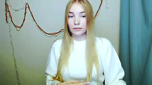 Snapshot of Queen_ofLove chatting on December 18, 2025, 9:07 pm Queen ofLove online show from December 18, 2025, 9:07 pm