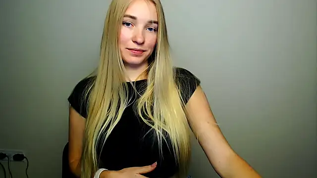 Snapshot of Queen_ofLove chatting on October 13, 2025, 8:54 pm Queen ofLove online show from October 13, 2025, 8:54 pm