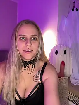 lunawolf21 online show from October 27, 2025, 7:20 am