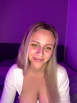 lunawolf21 online show from November 26, 2025, 7:47 pm