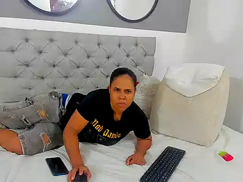 Lunaynick online show from September 14, 2025, 3:18 am