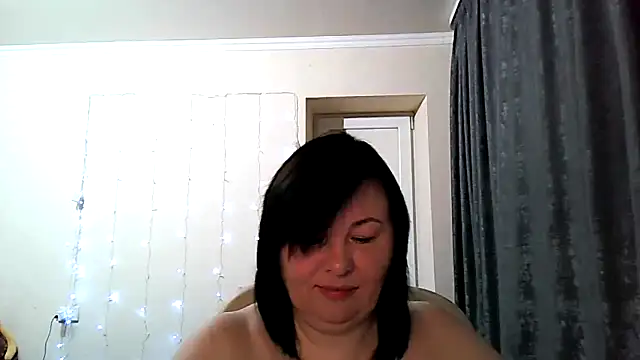 Snapshot of EmiliaLooo chatting on February 27, 2026, 4:01 am EmiliaLooo online show from February 27, 2026, 4:01 am