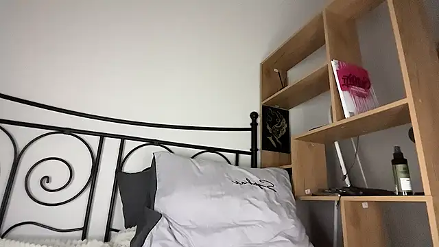 Kim Oberlin  online show from April 7, 2026, 9:49 pm