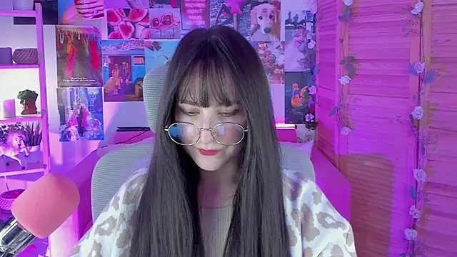 LuxRayi online show from February 7, 2025, 8:53 pm