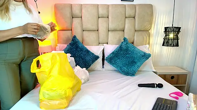 AdharaSmithh online show from November 3, 2025, 7:17 pm