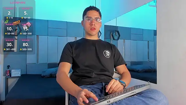 LiamNovak online show from November 30, 2025, 11:44 am