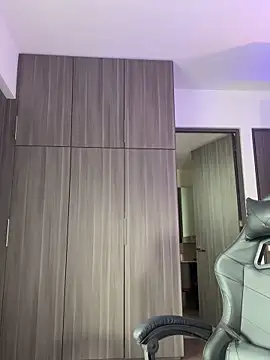 SophieRaily  online show from October 20, 2025, 9:26 pm