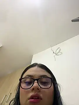 alissonfernandez  online show from April 22, 2026, 11:06 am