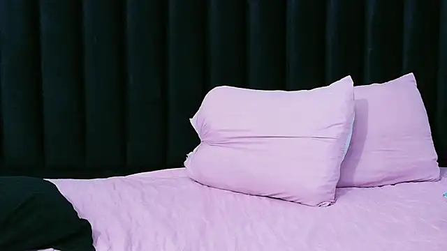 hornybarelylegalgirl online show from April 9, 2026, 12:33 pm