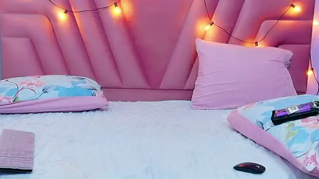 Snapshot of hornybarelylegalgirl chatting on February 20, 2026, 12:51 pm hornybarelylegalgirl online show from February 20, 2026, 12:51 pm