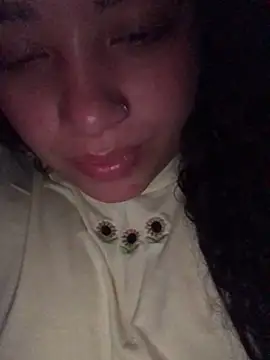 Snapshot of Julieta_333 chatting on March 20, 2025, 9:04 am Julieta 333 online show from March 20, 2025, 9:04 am