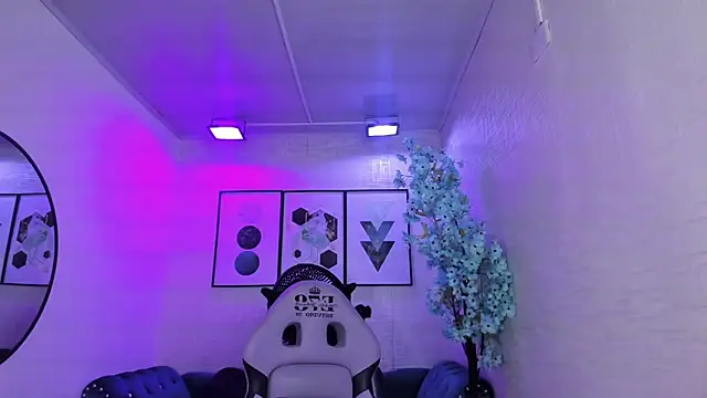 Snapshot of Theia_moon chatting on October 19, 2025, 3:53 am Theia moon online show from October 19, 2025, 3:53 am