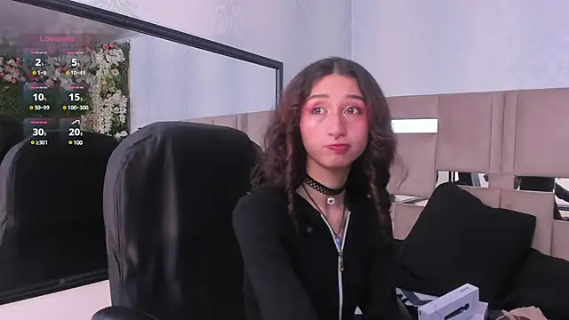 Queenjenn   online show from February 1, 2025, 2:45 pm