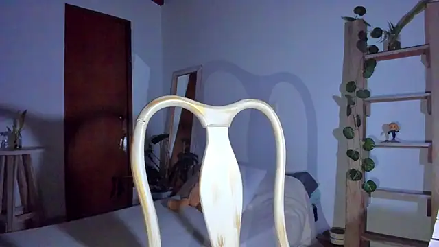 Snapshot of emillyhills chatting on February 9, 2026, 1:36 am emillyhills online show from February 9, 2026, 1:36 am