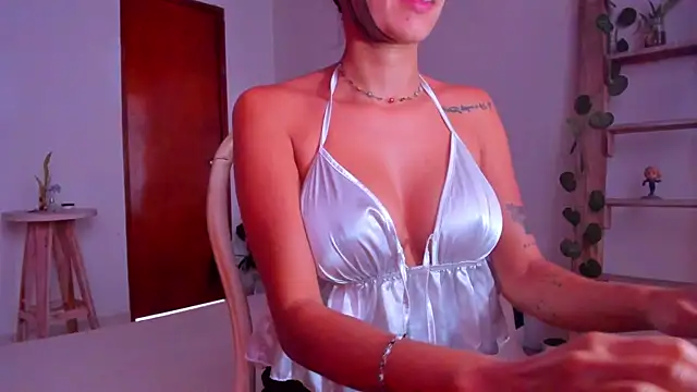 Snapshot of emillyhills chatting on February 6, 2026, 2:57 pm emillyhills online show from February 6, 2026, 2:57 pm