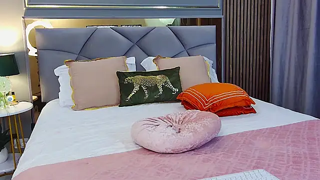 AvaCristal online show from April 6, 2026, 7:15 pm