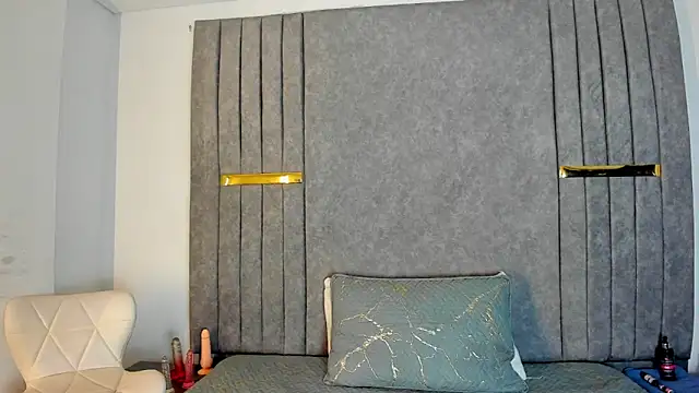 shopia anderson  online show from December 6, 2024, 1:27 pm