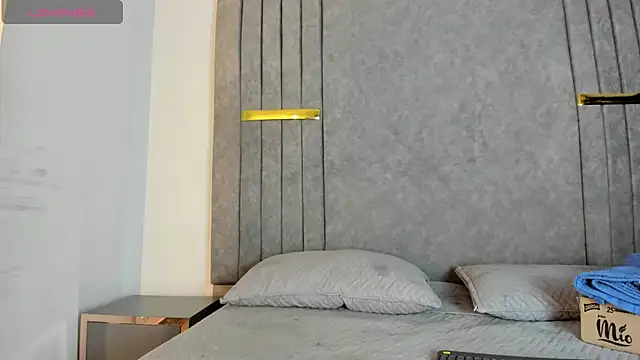 shopia anderson  online show from December 2, 2024, 1:19 pm