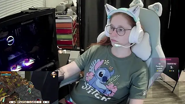 Snapshot of LilyFoxxx chatting on June 17, 2026, 5:18 am LilyFoxxx online show from June 17, 2026, 5:18 am