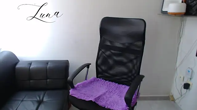 Lunavega1 online show from November 5, 2025, 6:33 pm