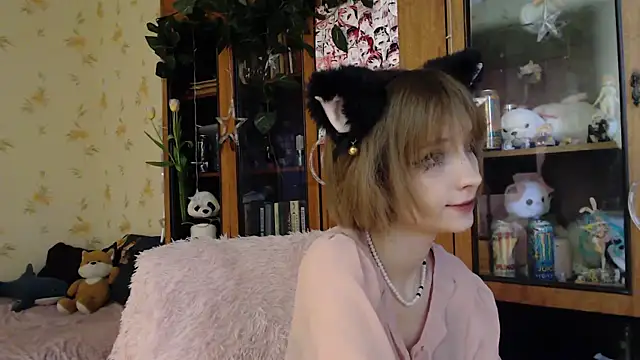 Snapshot of cloudgirrl chatting on March 9, 2025, 7:23 am cloudgirrl online show from March 9, 2025, 7:23 am