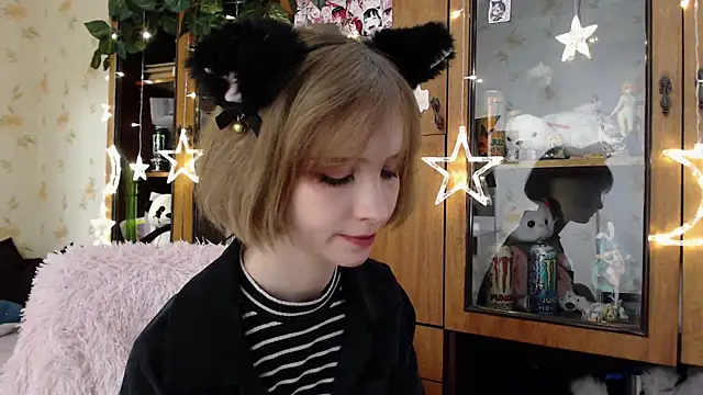 Snapshot of cloudgirrl chatting on March 19, 2025, 8:32 pm cloudgirrl online show from March 19, 2025, 8:32 pm