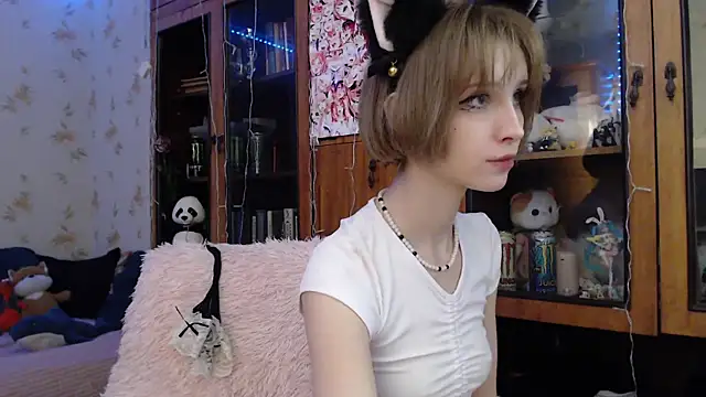 Snapshot of cloudgirrl chatting on February 15, 2025, 10:52 pm cloudgirrl online show from February 15, 2025, 10:52 pm