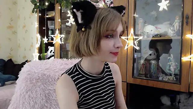 Snapshot of cloudgirrl chatting on March 22, 2025, 5:17 am cloudgirrl online show from March 22, 2025, 5:17 am