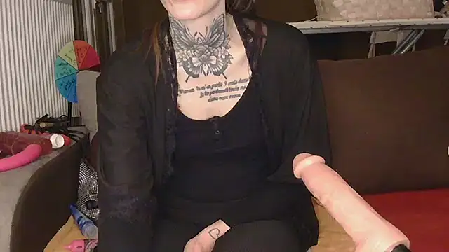 Snapshot of liloucamchaudee chatting on February 18, 2026, 8:27 pm liloucamchaudee online show from February 18, 2026, 8:27 pm