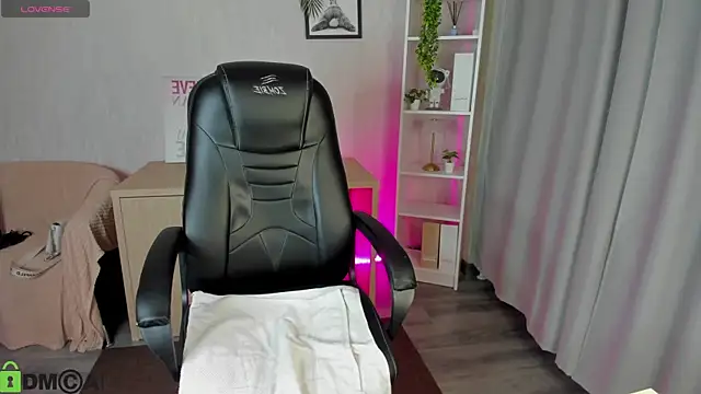 Christy Little online show from November 6, 2025, 12:58 am