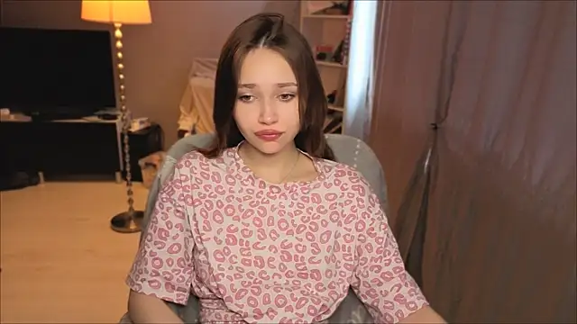 SweetLinaa online show from May 19, 2026, 9:27 am