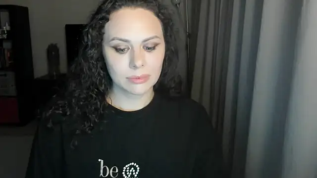 MollyCheiz online show from June 17, 2026, 9:47 pm