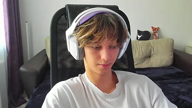 Snapshot of Ostin_meow chatting on October 10, 2025, 8:37 am Ostin meow online show from October 10, 2025, 8:37 am