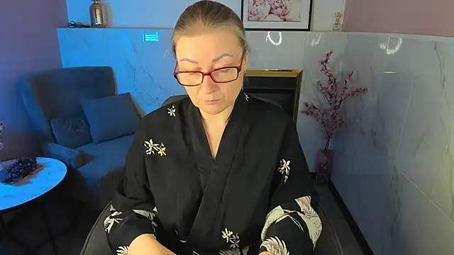 AlexandraKind online show from December 5, 2025, 8:50 pm