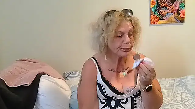 Snapshot of housewife_shantie chatting on May 26, 2026, 2:04 pm housewife shantie online show from May 26, 2026, 2:04 pm
