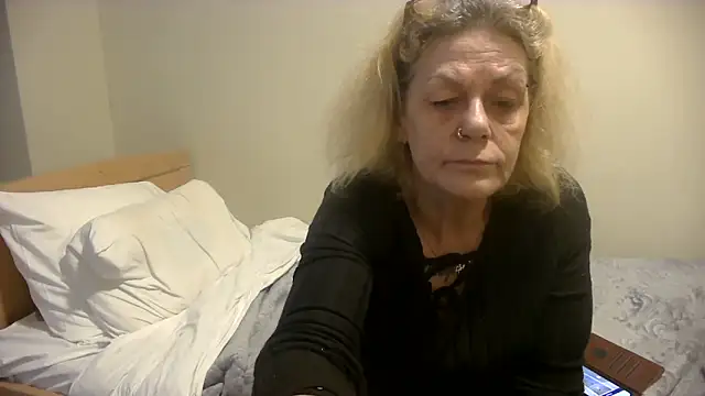 housewife shantie online show from October 16, 2025, 8:00 am