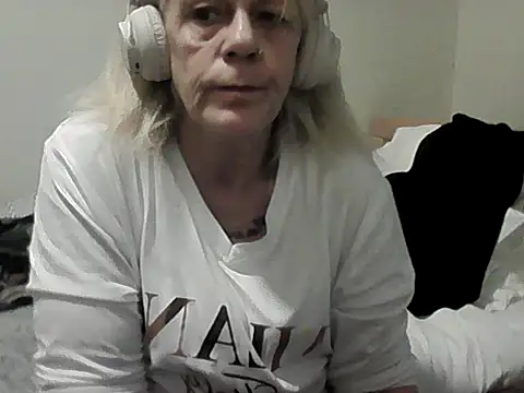 housewife shantie online show from November 14, 2025, 2:21 pm