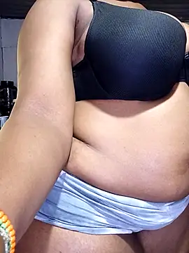 curvyloneah75 online show from November 2, 2025, 4:39 am