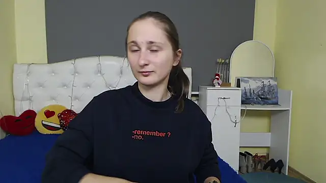 MichelLeee online show from December 3, 2025, 12:15 pm