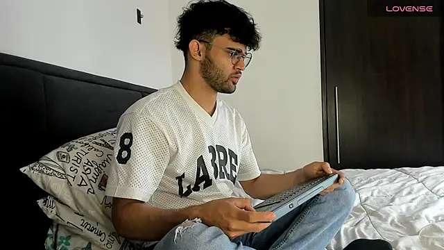 andrewChris  online show from December 31, 2024, 7:07 pm