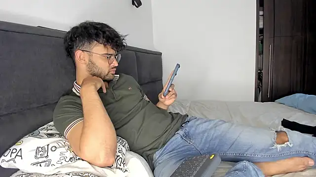 andrewChris  online show from January 3, 2025, 10:29 pm